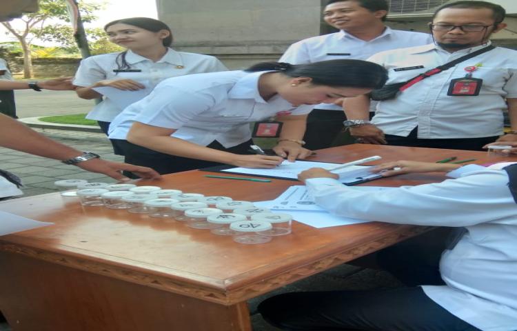 Test Urine Pejabat dan Staf Kantor Camat Mengwi dari BNN Kabupaten Badung